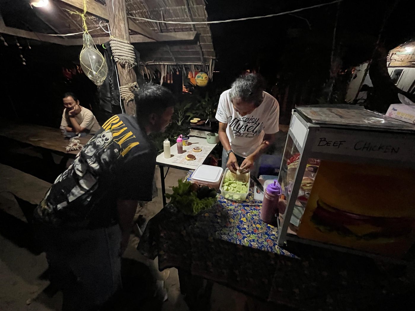 Burger-Stand vor der Freedom Bar bei Nacht